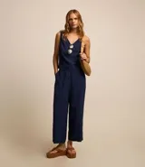 Pantalón pantacourt de viscosa color blanco, con bolsillos laterales y cierre con botones delanteros.