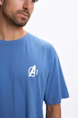 Remera oversize azul piedra de manga corta con estampado en la espalda de 20 íconos de superhéroes de Marvel en recuadros blancos.