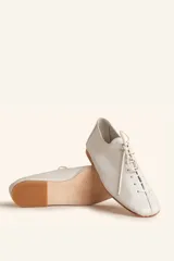 Zapato tipo oxford plano de cuero vacuno en color azul marino, con cordones al tono y suela de cuero.
