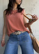 Musculosa terracota de lino con detalle de calado en el escote.