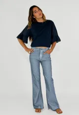 Pantalón de jean acampanado color celeste.