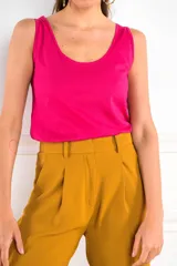 Musculosa de algodón color fucsia, con escote redondo y corte ajustado al cuerpo.