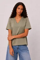 Remera de manga corta color verde militar, con cuello en V y corte holgado.