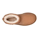 Botas cortas UGG Classic Mini II color marrón claro, confeccionadas en gamuza con interior de piel de oveja.