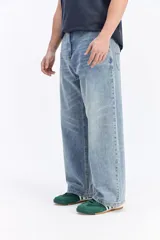 Jean super baggy de corte extra amplio y tiro medio, en color celeste claro con lavado clásico. Confeccionado en 100% algodón.