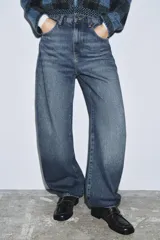 Jeans de tiro alto, estilo balloon leg, largo completo. Denim azul oscuro con efecto lavado y cinco bolsillos.