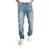 Jeans de hombre de mezclilla (denim) color azul claro desgastado (light stone), corte slim, con cierre de cremallera y botón, diseño de cinco bolsillos y parche con logo CAT en la parte trasera de la cintura.