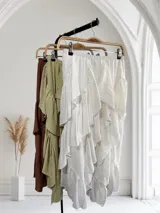 Pollera larga con cintura elastizada y volados en capas.