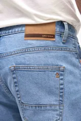 Jean de corte holgado en cadera y cintura con piernas rectas, en color azul claro con acabado lavado.