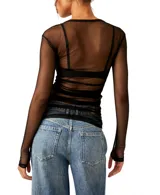 Remera traslúcida de manga larga color blanco con costuras blancas y orificios para los pulgares.