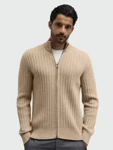 Cardigan de lana color beige con cierre frontal, cuello alto y diseño acanalado.