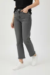 Pantalon de jean gris de corte recto y tiro alto, con terminación de ruedo deshilachado.