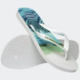 Ojotas Havaianas con base blanca y celeste con estampado de olas. Tiras blancas con diseño en relieve y logo de la marca.
