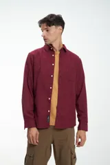 Camisa de manga larga azul confeccionada en tela 100% algodón. Bolsillo en pecho y botones personalizados. Calce clásico. Tela simil paño.