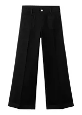 Jeans estilo cargo color negro de corte recto y tiro medio, con bolsillos aplicados en el frente.