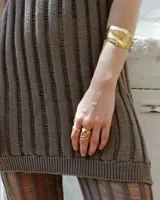 Anillo ancho de diseño orgánico y calado, con apariencia de red o magma solidificado.