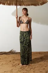 Falda pareo larga de viscosa con estampado animal print en tonos verde y negro.