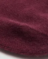 Gorro de punto de cashmira color bordó, de diseño clásico con vuelta.