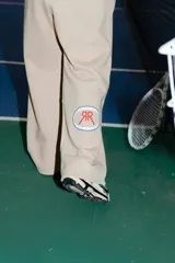 Pantalón de jogging recto color camel, confeccionado en frisa. Tiene bolsillos laterales, cintura elastizada y puño estampado en la botamanga trasera con el isologo de Renée.