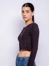 Cárdigan corto azul con textura acanalada, cuello redondo y cierre frontal con botones.