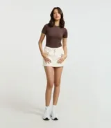 Blusa marrón ajustada al cuerpo, de manga corta y cuello redondo.