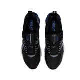 Championes de running Asics Gel-Quantum 180, color negro con detalles en azul y blanco. Presentan tecnología de amortiguación GEL en la entresuela, diseño de malla transpirable y refuerzos sintéticos en los laterales.