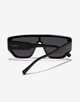 Lentes de sol unisex Hawkers modelo Metro, con montura cuadrada negra y lentes oscuros.