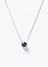Collar con cadena de plata 925 y un dije central redondo facetado de piedra natural lapislázuli de color azul intenso.