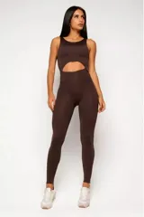 Jumpsuit deportivo marrón con corte en el abdomen, de poliamida y elastano.