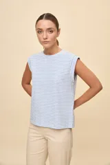 Remera sin mangas de corte recto y cuello redondo, con diseño de rayas horizontales celestes y blancas, y hombros ligeramente estructurados.