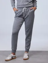 Pantalón jogger negro, marca Match Fit, con pretina ancha elastizada, lazo de ajuste, bolsillos delanteros y puños elastizados en los tobillos.