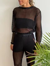 Remera de red negra con cuello redondo y mangas largas.