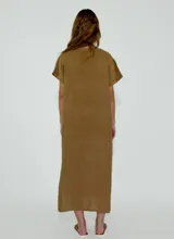 Vestido midi color beige de lino, con escote en V y mangas cortas.