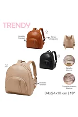 Mochila color beige con un bolsillo frontal con cierre y logo de la marca en el frente.