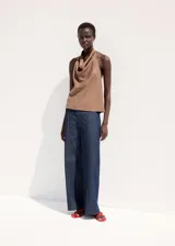 Pantalón jeans de corte wide leg en azul marino, con tiro medio, pernera recta y ancha, y costuras frontales marcadas a lo largo de cada pierna.