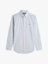 Camisa de cuadros de Tommy Hilfiger, confeccionada en popelín de puro algodón con acabado aterciopelado y tecnología Flex. Presenta diseño de cuadros en tonos celestes y blancos, cuello con botones y el logo bordado en el pecho.