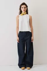 Musculosa blanca de corte recto y escote redondo, confeccionada en tejido de algodón.