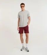 Bermuda deportiva para hombre, color bordó, con cintura elástica y cordón para ajuste. Cuenta con bolsillos con cremallera, recorte lateral con agujeritos y abertura en el bajo.