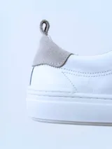 Championes urbanos Champion Vezi de cuero color blanco con detalles en gris en el talón y la lengüeta.