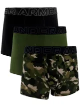 Pack de tres calzoncillos tipo bóxer Under Armour Performance Tech con cintura elástica con el logo de la marca. Incluye uno negro liso, uno verde militar liso y uno con estampado camuflado en tonos verdes y beige.