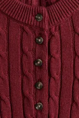 Buzo de punto trenzado en mezcla de algodón, con cuello redondo y tapeta frontal con botones. Presenta puños y bajo acanalados.
