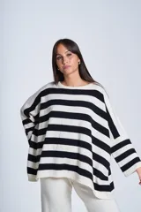 Sweater oversize de Bremer, con rayas horizontales negras y crudas.