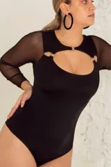 Body negro de lycra con mangas largas de microtul y detalle de aros metálicos en el escote.