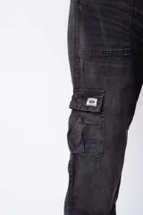 Pantalón cargo de jean con lavado ácido en tono gris, corte holgado, bolsillos laterales tipo cargo y bolsillos frontales tipo parche.