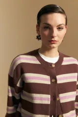 Cardigan de punto con diseño de rayas horizontales en tonos marrón, rosa y beige. Presenta cuello redondo, cierre frontal con botones y mangas largas con puños acanalados.