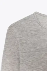 Camiseta gris jaspeada de manga tres cuartos y cuello redondo, corte ajustado (slim fit).