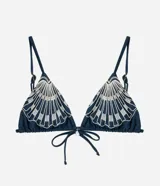 Top de bikini triangular de color azul marino, con tirantes ajustables y bordados artesanales en hilo blanco con motivos de conchas marinas en ambas copas. Incluye un delicado dije en forma de perla en el centro.