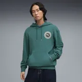 Buzo con capucha Puma, color verde esmeralda, con bolsillo frontal tipo canguro y estampa circular con diseño de sol y logo de la marca en el pecho.