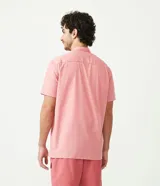 Camisa negra de algodón con corte slim, cuello mao, manga corta y abotonadura frontal.