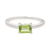 Anillo solitario de plata 925 con un peridoto rectangular de color verde claro engarzado.